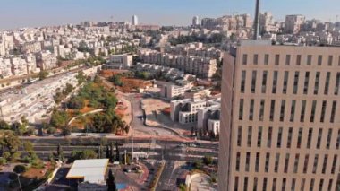 Hi Tech Park 'taki büyük bina, Kudüs Dağı Hotzvim AerialDrone Yüksek Teknoloji Parkı Kudüs İsrail' deki büyük binanın üzerindeki görüntüler.