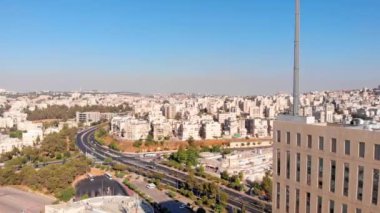 Geniş antenli üst bina, Kudüs Dağı Hotzvim AerialDrone Yüksek Teknoloji Parkı Kudüs İsrail 'deki Büyük Binanın üzerindeki görüntüler