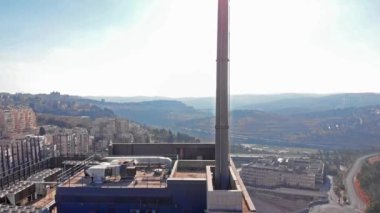 Geniş antenli üst bina, Kudüs Dağı Hotzvim AerialDrone Yüksek Teknoloji Parkı Kudüs İsrail 'deki Büyük Binanın üzerindeki görüntüler