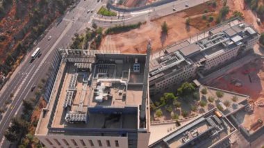 Geniş antenli üst bina, Kudüs Dağı Hotzvim AerialDrone Yüksek Teknoloji Parkı Kudüs İsrail 'deki Büyük Binanın üzerindeki görüntüler