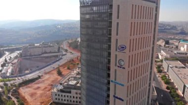Geniş antenli üst bina, Kudüs Dağı Hotzvim AerialDrone Yüksek Teknoloji Parkı Kudüs İsrail 'deki Büyük Binanın üzerindeki görüntüler