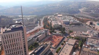 Geniş antenli üst bina, Kudüs Dağı Hotzvim AerialDrone Yüksek Teknoloji Parkı Kudüs İsrail 'deki Büyük Binanın üzerindeki görüntüler
