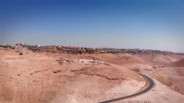 Bedevi Kampı çöl manzaralı Bedevi karakolu üzerinden İsrail Şehri 'ne yakın Maale Adumim Havalimanı' na insansız hava aracı görüntüleri