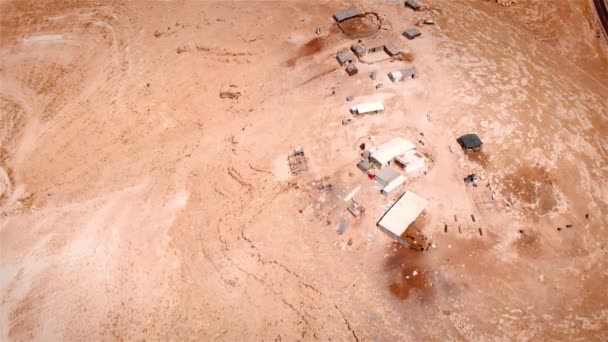 砂漠の中のベドウィンキャンプベドウィン前哨地上空の空中ビュードローン映像イスラエルの街の近く男性Adumim空中 — ストック動画