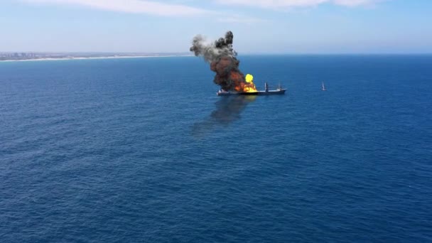 Nave Carico Fiamme Con Fumo Larga Scala Aerialaerial Mar Mediterraneo — Video Stock