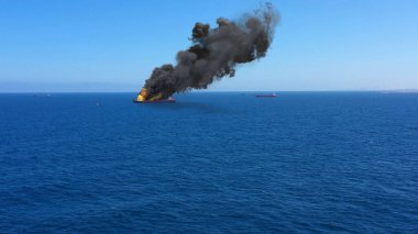 Kargo gemisi büyük ölçekli duman-AerialAerial, Akdeniz, Kargo tanker gemisi, Görsel efektli Gerçek Drone görüntüsü 