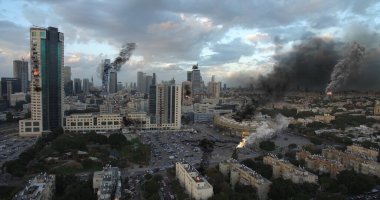 Tel Aviv Şehri savaş havası görüntülerinde saldırı altında.