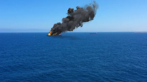 Buque Carga Llamas Con Humo Gran Escalaaérea Mar Mediterráneo Buque — Foto de Stock