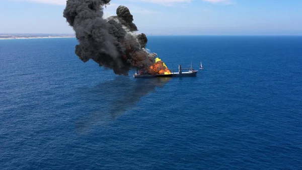 Kargo gemisi büyük ölçekli duman-AerialAerial, Akdeniz, Kargo tanker gemisi, Görsel efektli Gerçek Drone görüntüsü 