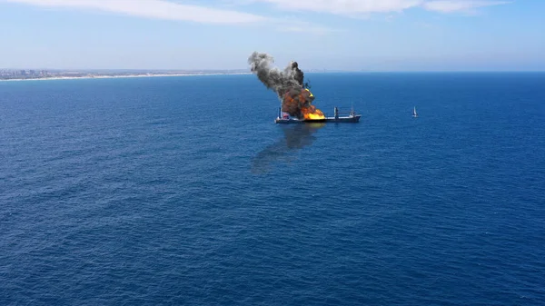 Nave Carico Fiamme Con Fumo Larga Scala Aerialaerial Mar Mediterraneo — Foto Stock