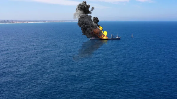 Kargo gemisi büyük ölçekli duman-AerialAerial, Akdeniz, Kargo tanker gemisi, Görsel efektli Gerçek Drone görüntüsü 