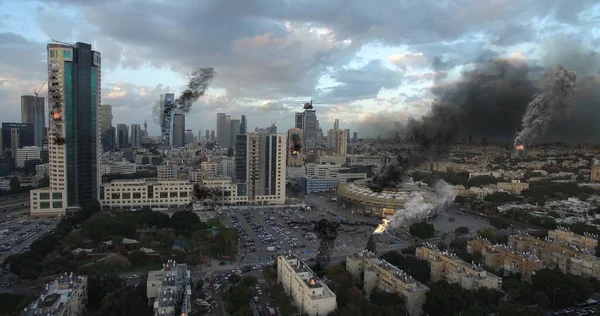 Tel Aviv Şehri savaş havası görüntülerinde saldırı altında.