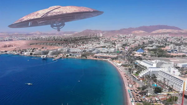 Rendering Alien Ufo Untertassen Über Großer Ferienstadt Wüste Meer Aerialrotes — Stockfoto