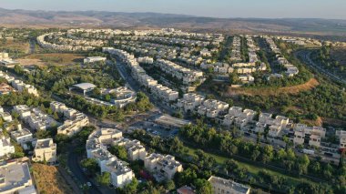 Günbatımında Modiin City Manzarası, hava manzarası İsrail Drone, hava, yaz, Temmuz, 2020