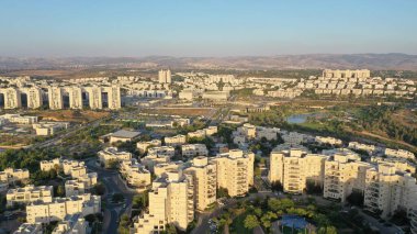 Günbatımında Modiin City Manzarası, hava manzarası İsrail Drone, hava, yaz, Temmuz, 2020