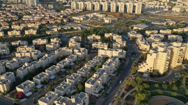 Günbatımında Modiin City Manzarası, hava manzarası İsrail Drone, hava, yaz, Temmuz, 2020
