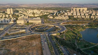 Modiin Şehir Trafik Kavşağı ve Binalar, Temmuz 2020, İsrail