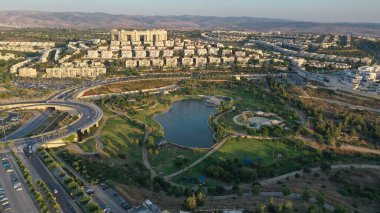 Modiin City, İsrail 'deki Anaba Lunaparkı üzerinde hava görüntüsü
