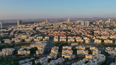 Günbatımında Modiin City Manzarası, hava manzarası İsrail Drone, hava, yaz, Temmuz, 2020