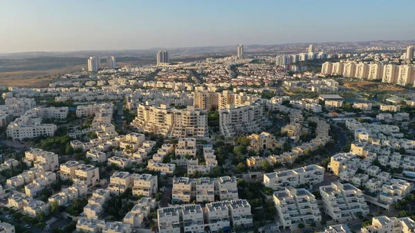 Günbatımında Modiin City Manzarası, hava manzarası İsrail Drone, hava, yaz, Temmuz, 2020