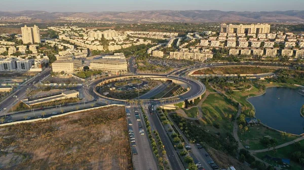 以色列 2020年7月日落 改造城市交通环路和建筑物 — 图库照片