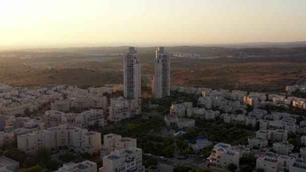 Modiin City Skyline Met Twee Hoge Torens Israel Lowlands Antennezonsondergang — Stockvideo