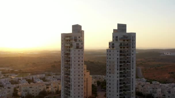 拥有两座高塔的莫迪宁市天际线和以色列低地 航空日落 2020年7月Drone俯瞰全景 以色列 — 图库视频影像