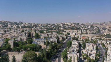 Kırmızı çatıları olan Kuzey Kudüs Ramot Mahallesi, Havadan bakan Yahudi Ortodoks Mahallesi, Temmuz 2020