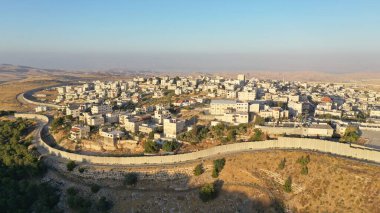 Anata Mülteciler Kampı, güvenlik duvarı olan Pisgat Zeev, İsrail, AerialDrone manzaralı, Judea Çölü, Temmuz 2020, Günbatımı
