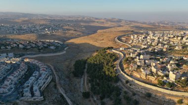 İsrail ve Filistin, güvenlik duvarı, Anata Filistin kasabası ve İsrail mahallesi Pisgat Zeev 'in hava görüntüsü ile bölündü  