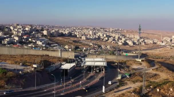 Palestine Cars Περιμένει Στο Hizma Σημείο Ελέγχου Aerialtraffic Μαρμελάδα Πύργος — Αρχείο Βίντεο