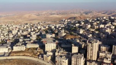 Filistin Anata Mülteciler Kampı, güvenlik duvarı, İsrail, AerialDrone manzaralı, Judea Çölü, Temmuz 2020, Günbatımı