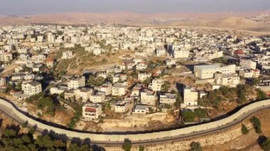 Filistin Anata Mülteciler Kampı, güvenlik duvarı, İsrail, AerialDrone manzaralı, Judea Çölü, Ağustos 2020, Günbatımı