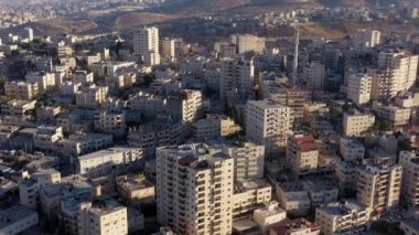 Güvenlik duvarı olan Filistin Anata Mülteciler Kampı, İsrail, AerialDrone manzaralı, Ağustos 2020, Günbatımı