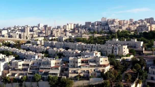 イスラエルとパレスチナの分断された安全保障壁空中展望シュアファト難民キャンプとユダヤ人ピサガト ゼエフ周辺のドローンビュー — ストック動画