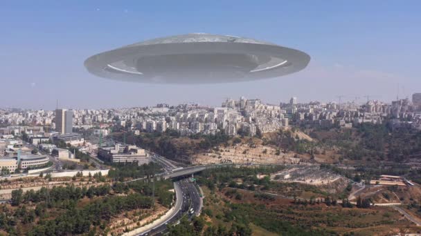 エルサレム市上空の大型Ufo飛行円盤 空中ビュー視覚効果要素を持つドローン映像 イスラエル — ストック動画