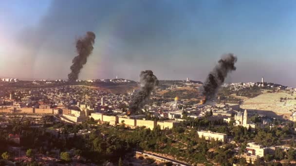 耶路撒冷战争中的烟雾和地对空观看实况转播无人机行动镜头 带有视觉效果元素 东耶路撒冷 — 图库视频影像