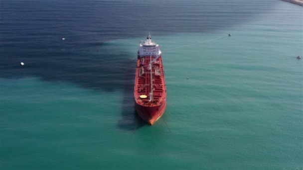 从船上溢出的石油 海空观景台看到的石油化学品运输船用绳子拴在海里溢出的石油 — 图库视频影像
