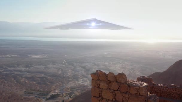 在以色列死海附近的Masada上空俯瞰大海和沙漠群山上空的大三角异形Ufo Aerialdrone 有视觉效果元素的直播镜头 — 图库视频影像