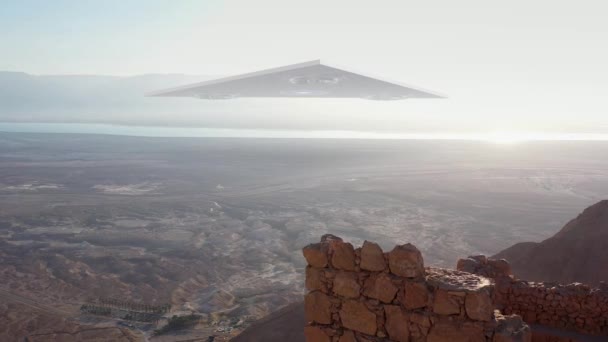 Grande Triângulo Ufo Disco Alienígena Sobre Mar Deserto Montanhas Aerialdrone — Vídeo de Stock