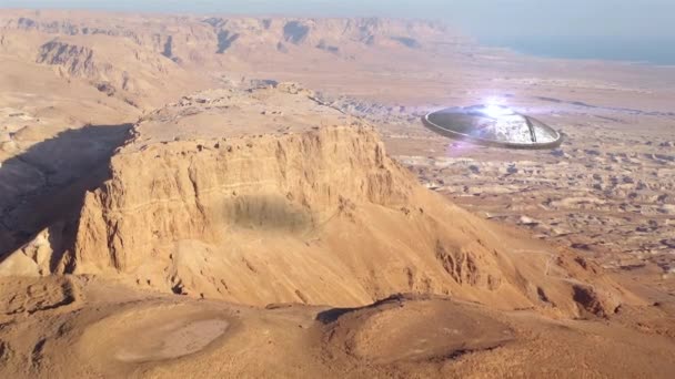 在古城上空俯瞰沙漠中的异形Ufo Saucer Aerialdrone俯瞰以色列死海附近的Masada 带有视觉效果元素的现场直播 — 图库视频影像