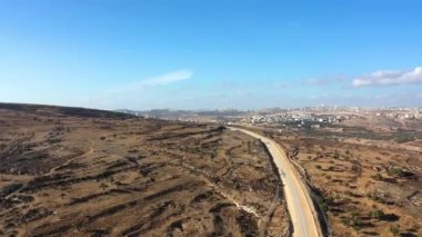 İsrail 'in Bir Nabala kasabasıyla olan sınırı - hava görüntülü insansız hava aracı güvenlik çiti Bir Nabala ve Ramot mahallelerini kuzeybatı Kudüs' e böldü 