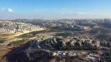Ramot Alon 'daki Kudüs Landsacpe hava manzarası ve arka planda şehir merkezi olan Ramot Shlomo mahalleleri.