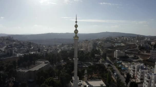 エルサレムの黄金のモスクタワーミナレット 空中パレスチナのイスラム教徒のモスクMasjed Aldaoa Beit Hanina Drone — ストック動画