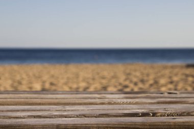 Sahilde ahşap raflar tablosu