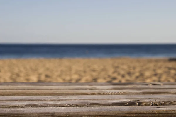 Sahilde ahşap raflar tablosu