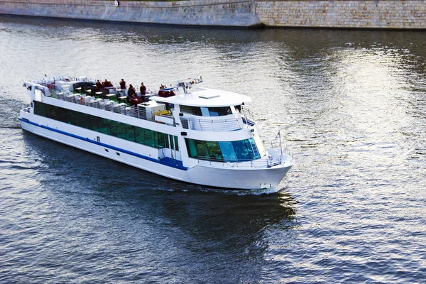 zevk tekne iskeleden demir alıyor.