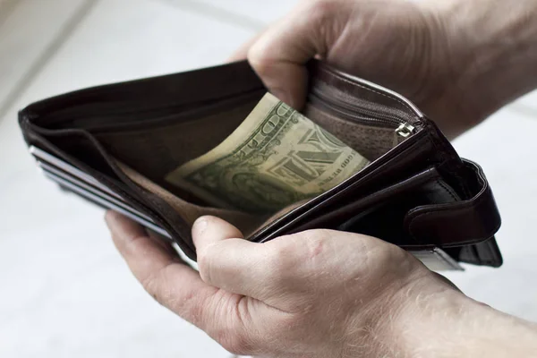 Beyaz bir arka plan üzerinde izole bir ABD Doları ile bir çanta