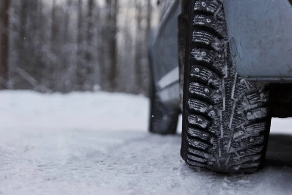 karlı bir yoldan araba park