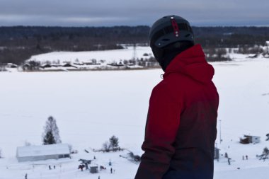 sporcu ile snowboard ayakta orman manzarası